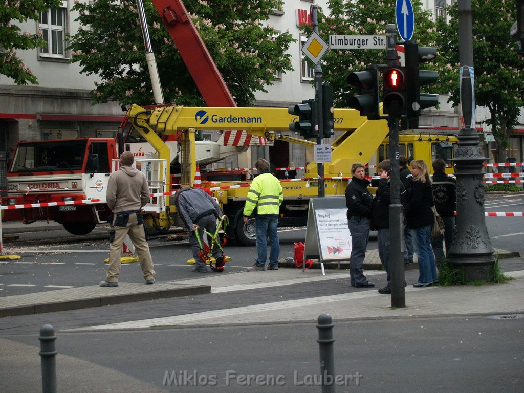 800 kg Fensterrahmen drohte auf Strasse zu rutschen Koeln Friesenplatz P32.JPG